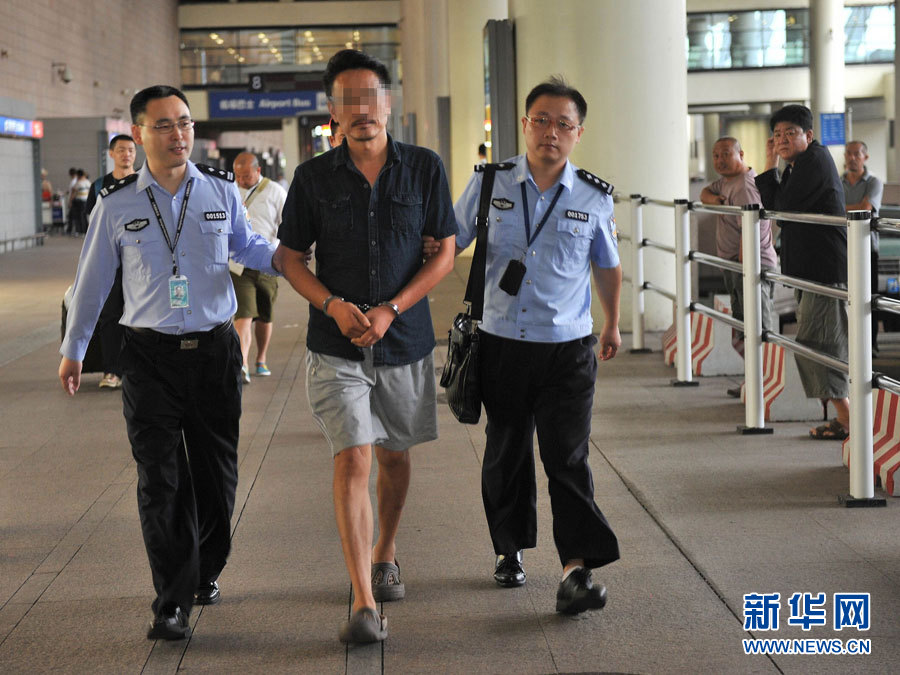 18 сентября 2014 года бежавшего в Индонезию из Шанхая подозреваемого по фамилии Чжан в сопровождении полиции возвращают в Китай.
