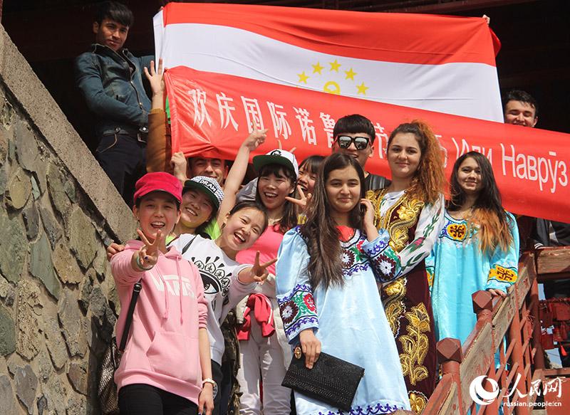 Таджикские и китайские студенты вместе встречают Навруз