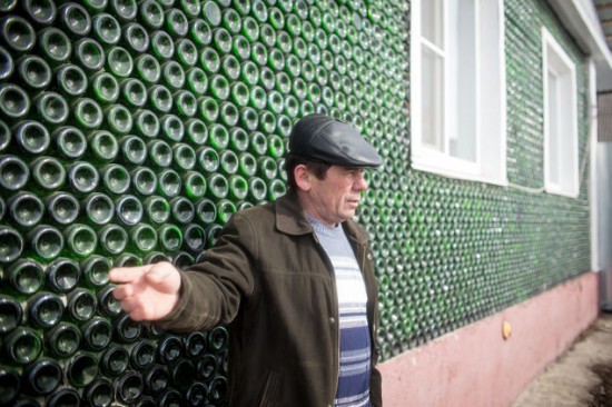 Россиянин под Челябинском возвел дом из бутылок от шампанского