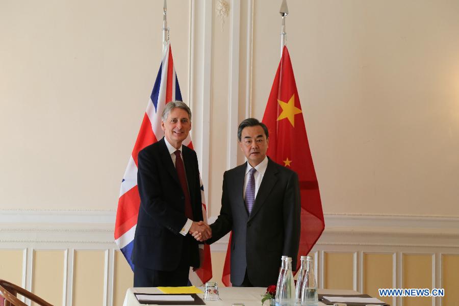 Глава МИД КНР Ван И встретился с министром иностранных дел Великобритании