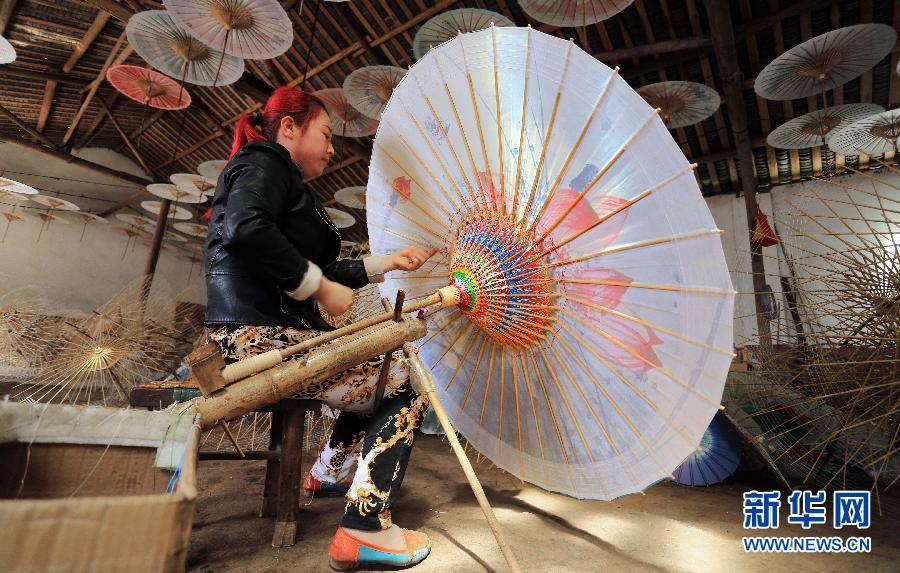 Искусство изготовления бумажных зонтиков -- нематериальное культурное наследие в провинции Сычуань