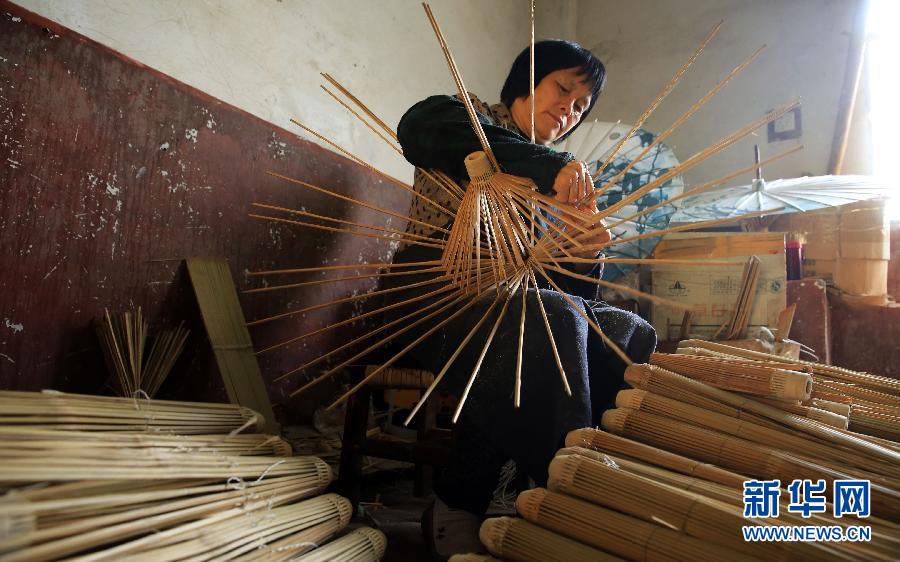 Искусство изготовления бумажных зонтиков -- нематериальное культурное наследие в провинции Сычуань