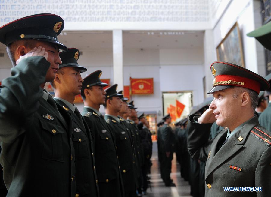 Министерство обороны РФ наградило военнослужащих почетного караула НОАК медалями