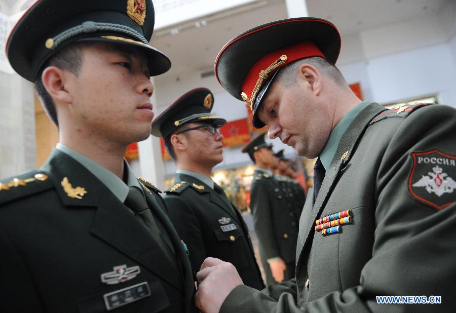 Министерство обороны РФ наградило военнослужащих почетного караула НОАК медалями