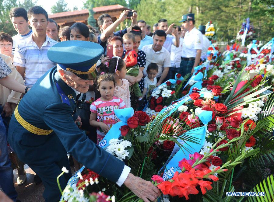 В Узбекистане отмечают День памяти и почестей