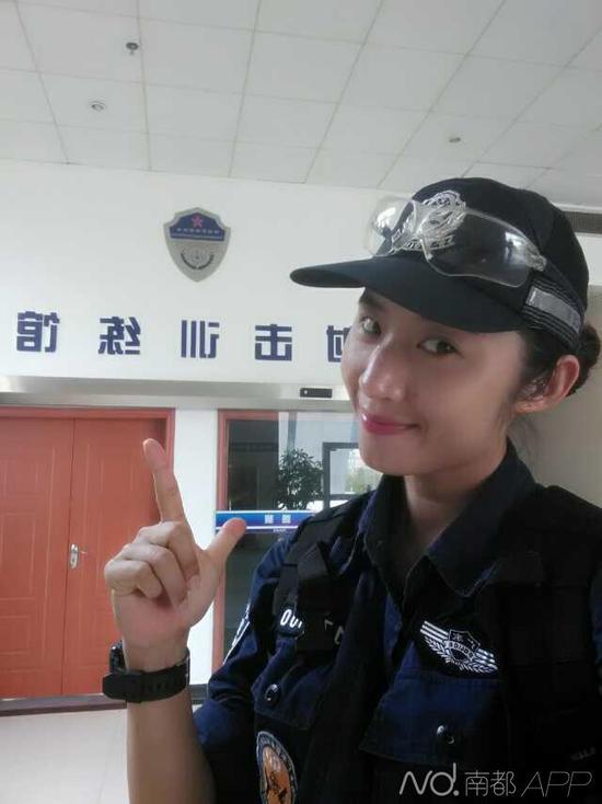 Красивая сотрудница полиции китайского города Цзянмэнь 