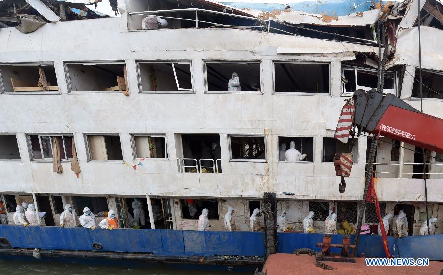 Количество жертв крушения пассажирского судна "Звезда Востока" возросло до 432 человек
