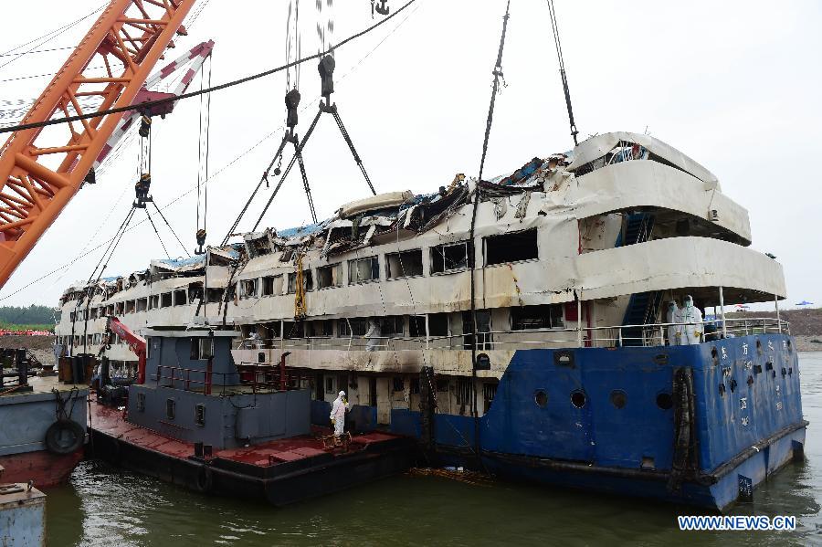 До 431 человека возросло число погибших при крушении судна "Звезда Востока" на реке Янцзы