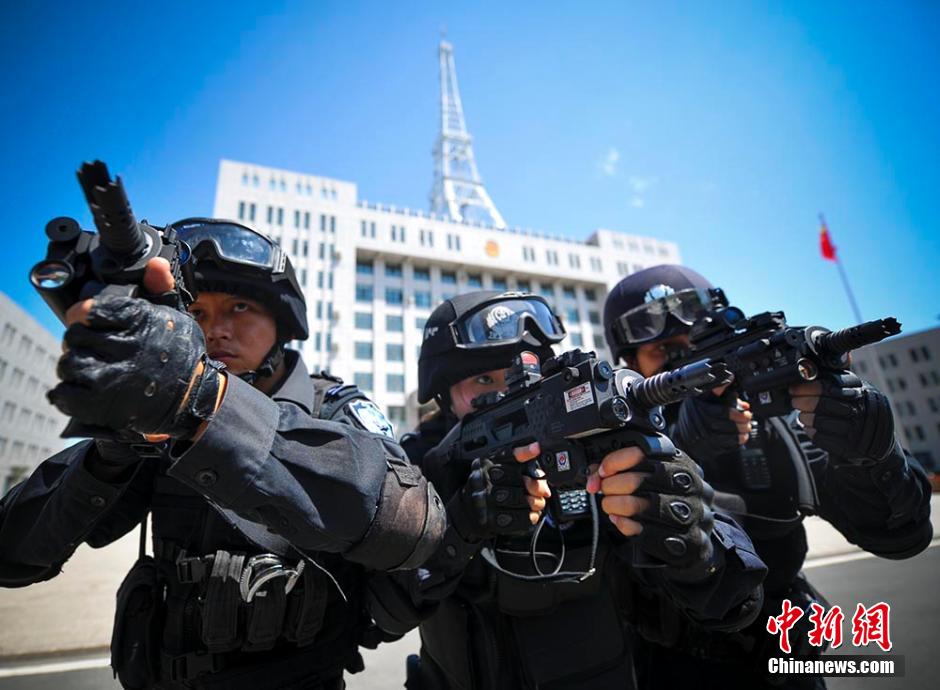 Сотрудники отряда специального назначения полиции Синьцзяна испытали новый ствол для пистолета