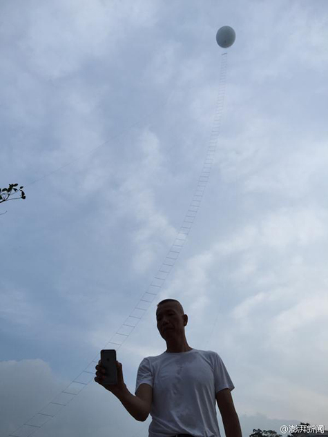 Китаец зажег 500-метровую "лестницу в небо"