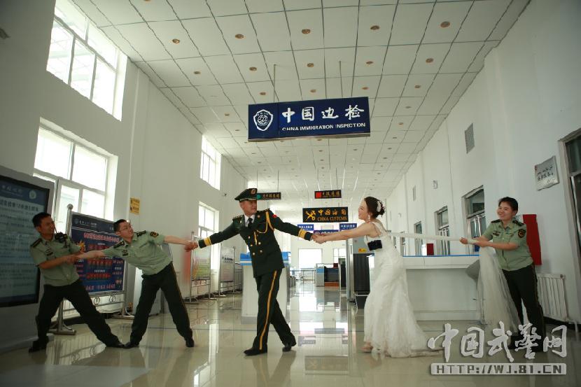 На границе Китая и Казахстана сотрудники вооруженной полиции сыграли романтическую свадьбу