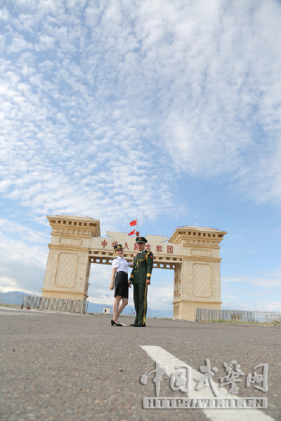 На границе Китая и Казахстана сотрудники вооруженной полиции сыграли романтическую свадьбу