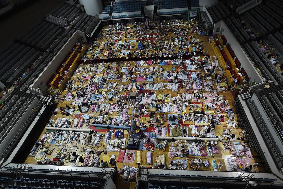 Из-за жары тысячи студентов спят в спортзале