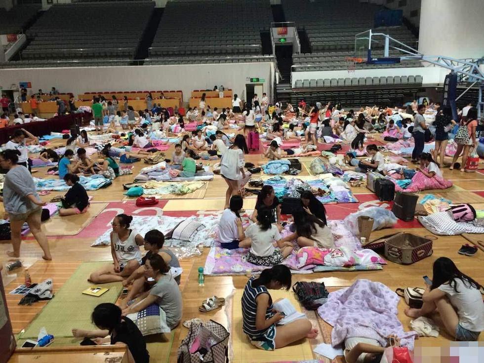 Из-за жары тысячи студентов спят в спортзале