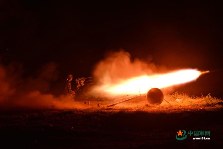 В провинции Гуандун начальники и советники НОАК наблюдали за ночными учениями