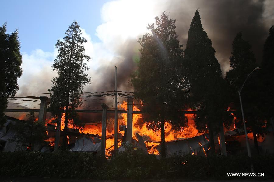 В Пекине загорелся склад деревообрабатывающего завода
