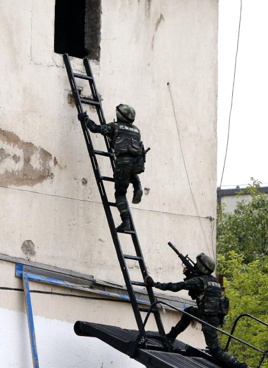 Бойцы спецподразделения шанхайской милиции пользовались «согнутым стволом» в ходе антитеррористических учений