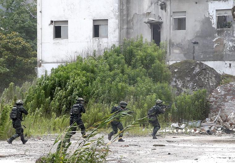 Бойцы спецподразделения шанхайской милиции пользовались «согнутым стволом» в ходе антитеррористических учений