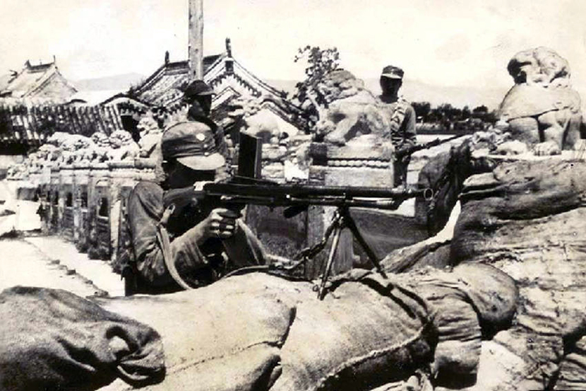 Китайские солдаты с оборонительными сооружениями на мосту Лугоуцяо 