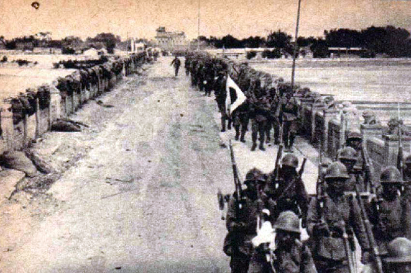 Архивное фото: Японская армия проходит через мост Лугоуцяо после отступления китайских войск 