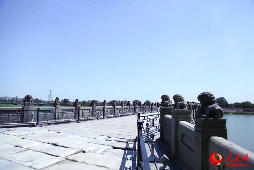 Отреставрированные статуи львов на мосту Лугоуцяо 