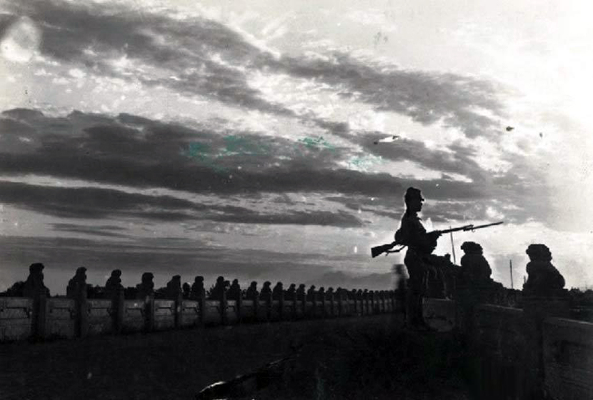 Архивное фото: Японская охрана на мосту Лугоуцяо