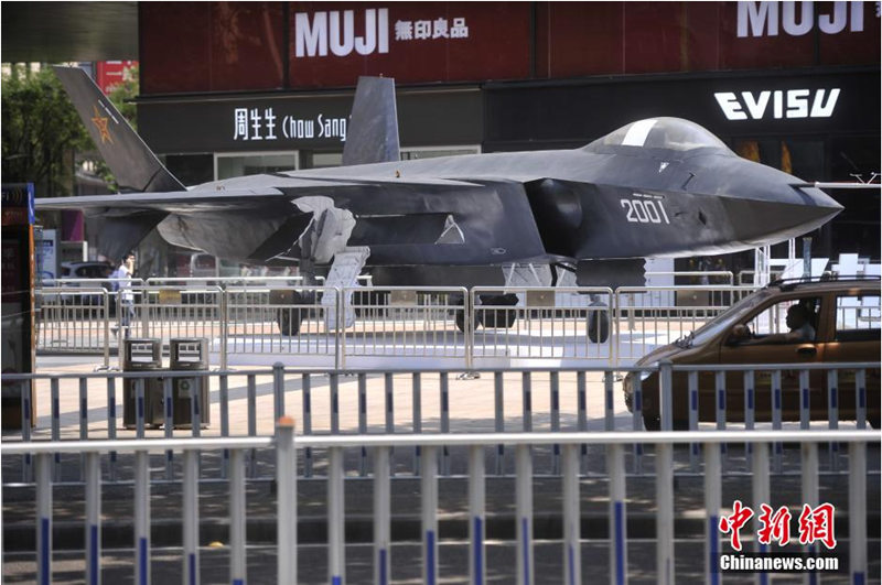Модель боевого самолета-невидимки «Цзянь-20» появилась в бизнес-районе Чунцина