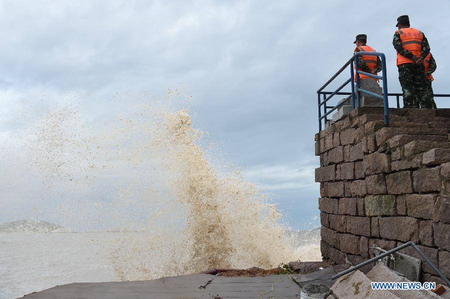 Сила ветра в центре тайфуна "Чан-Хом" достигла 17 баллов