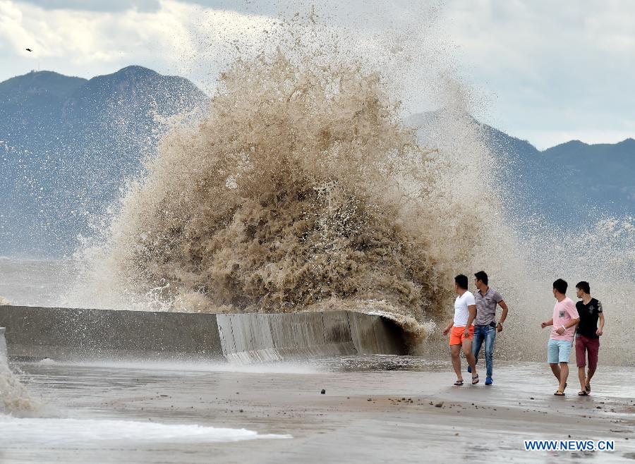 Сила ветра в центре тайфуна "Чан-Хом" достигла 17 баллов