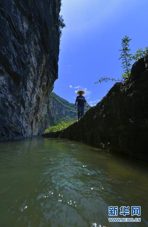 Искусственный водоток на утесе в провинции Хубэя