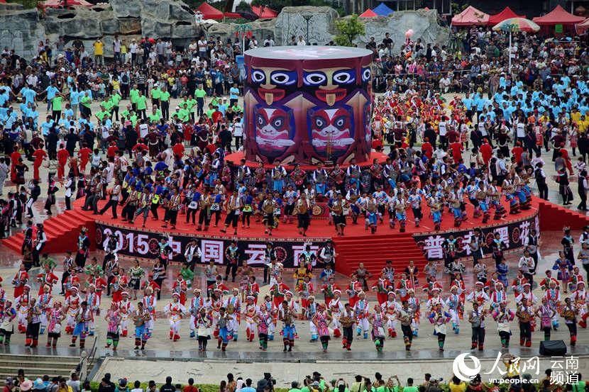 Тысячи жителей провинции Юньнань празднуют фестиваль «Хуаляньцзе»