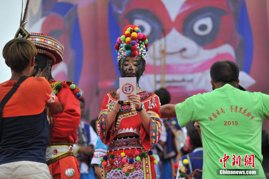 Тысячи жителей провинции Юньнань празднуют фестиваль «Хуаляньцзе»