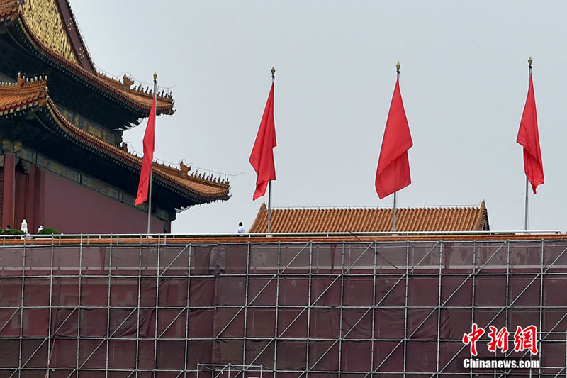 На площади Тяньаньмэнь заранее проводят отделочные работы для военного парада