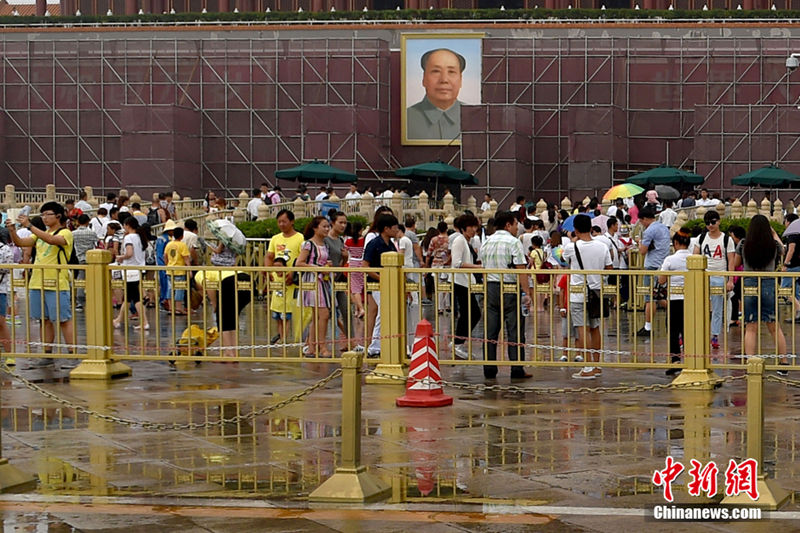 На площади Тяньаньмэнь заранее проводят отделочные работы для военного парада