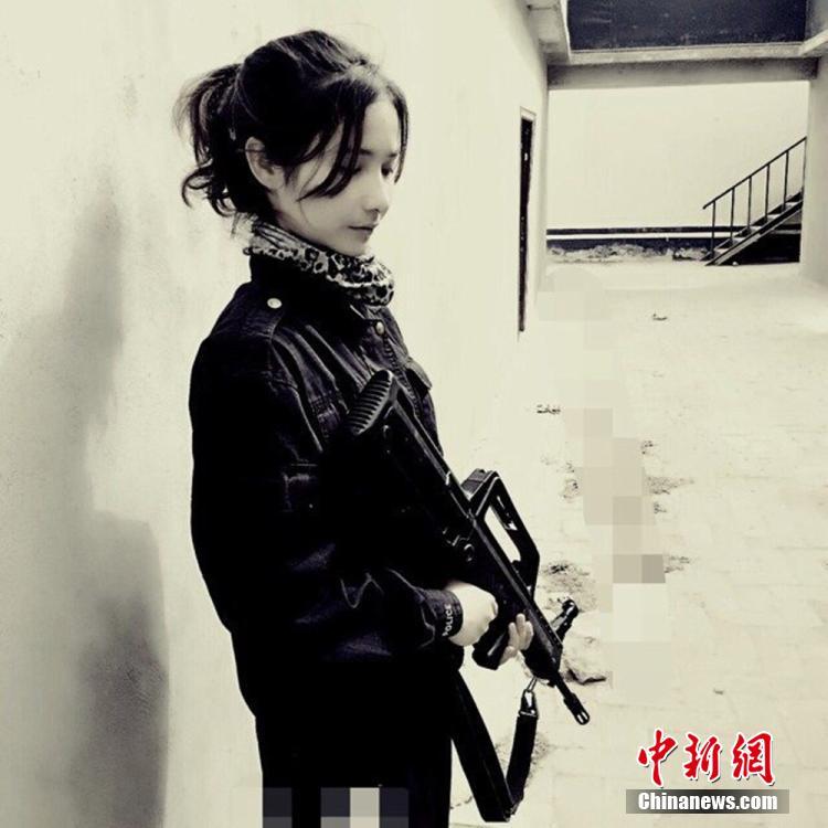 Фотографии красивой уйгурской сотрудницы полиции стали популярными в китайском Интернете