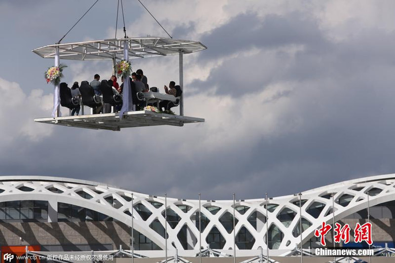 «Ресторан в воздухе» открылся в Куньмине, обед здесь стоит 8888 юаней