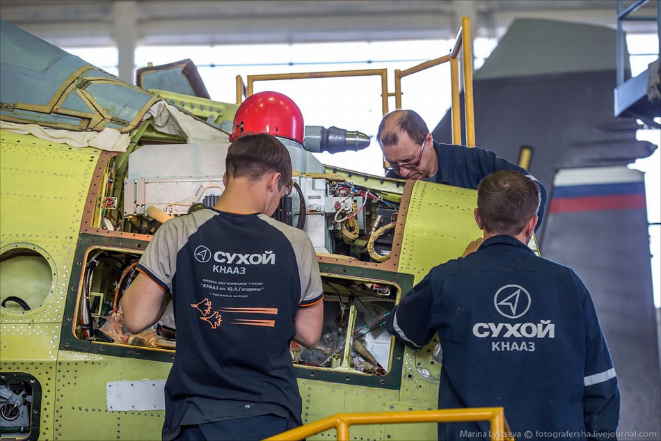 Компания Сухой в Комсомольске-на-Амуре пригласила журналистов посетить производственные линии истребителей Су-35