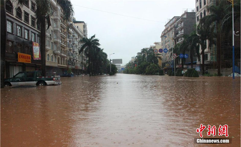 В Гуанси-Чжуанском АР из-за проливных дождей пострадали 450 тыс человек