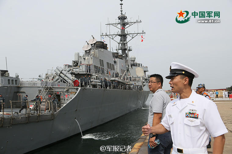 Моряки ВМС США прибыли в порт Циндао в зимних куртках 