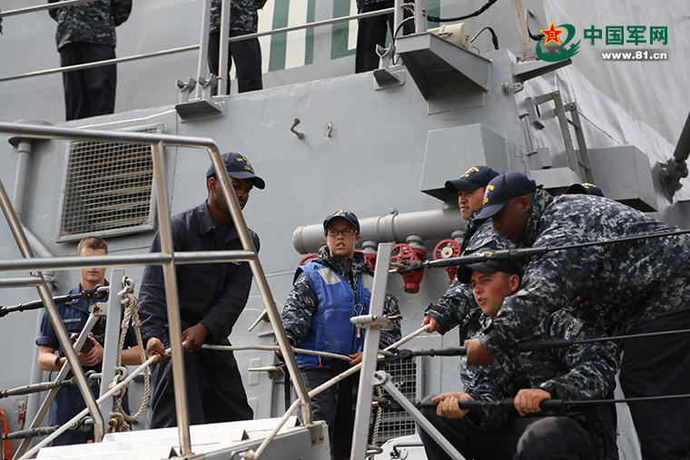 Моряки ВМС США прибыли в порт Циндао в зимних куртках 
