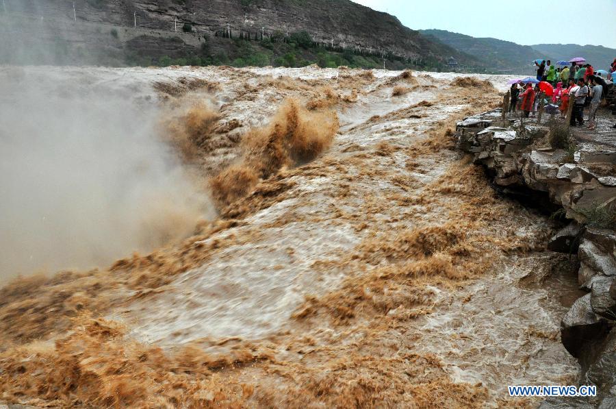 Половодье на знаменитом водопаде Хукоу