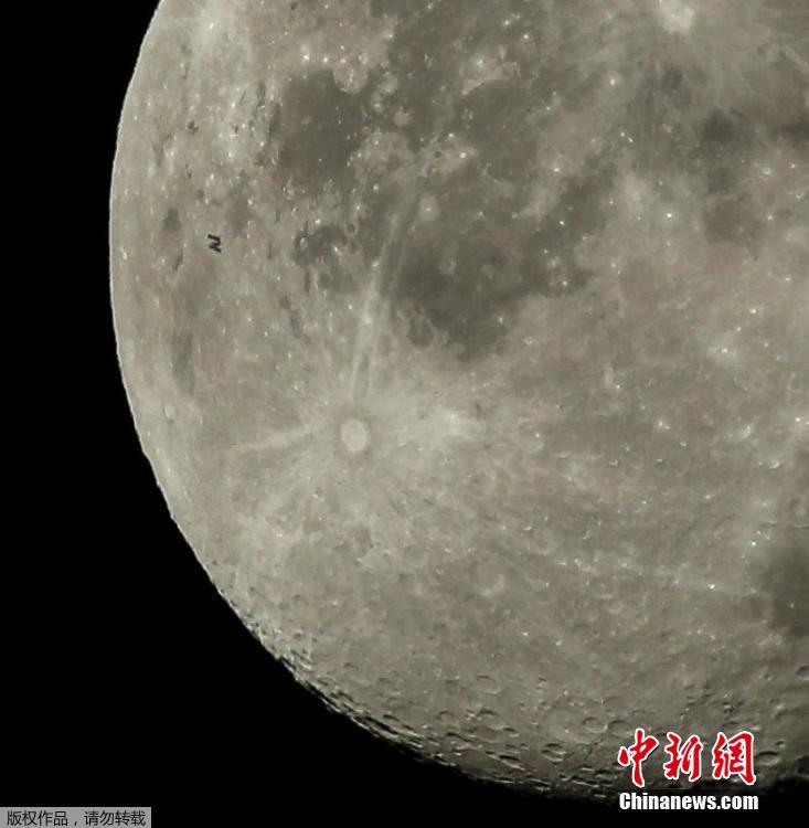 НАСА опубликовало фотографии МКС на фоне полной Луны