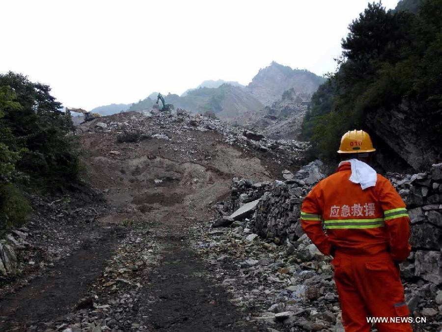 Си Цзиньпин потребовал приложить все усилия для спасения оказавшихся под завалами в результате оползня в провинции Шэньси