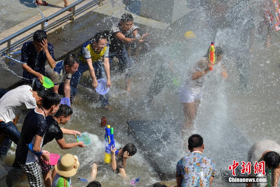 В провинции Хайнань десятки тысяч людей весело отметили праздник «Циси»