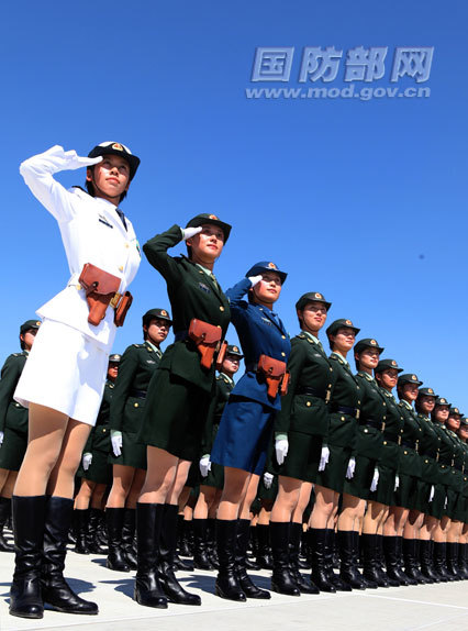 Женщины-военнослужащие почетного караула впервые примут участие в параде на площади Тяньаньмэнь