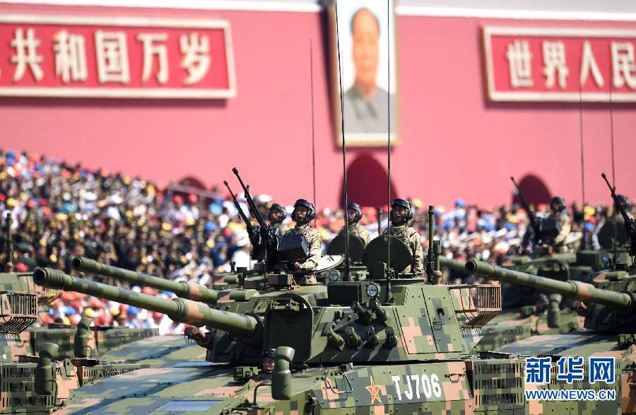 По площади Тяньаньмэнь проходит бронетранспортер-амфибия Type 11