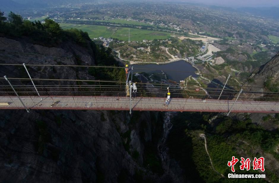 Реконструкция висячего моста в китайском парке