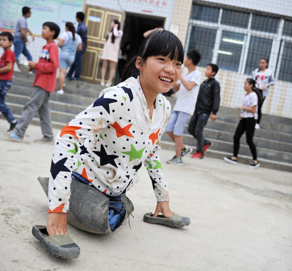  Как китаянка 12 лет добирается в школу на руках