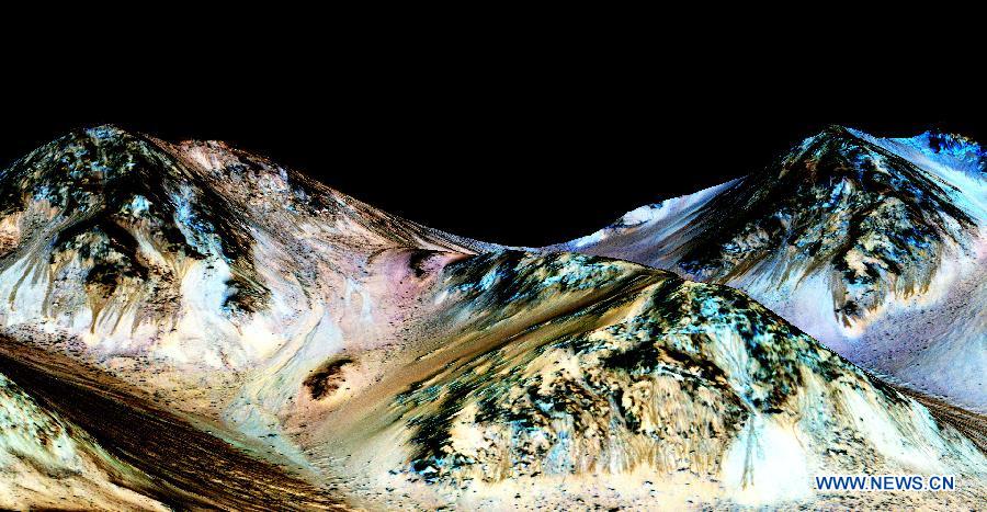  НАСА заявило о "сильных" доказательствах наличия жидкой воды на Марсе