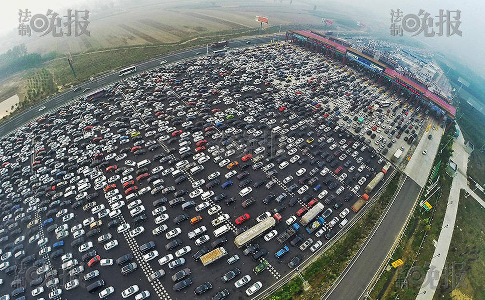 Аэрофотографии пробок в пункте оплаты в Пекин на высокоскоростной дороге Пекин-Сянган-Макао